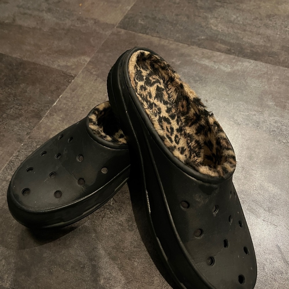 Woman’s Crocs lined clogs. Slim style. Like new. Very warm and comfy!